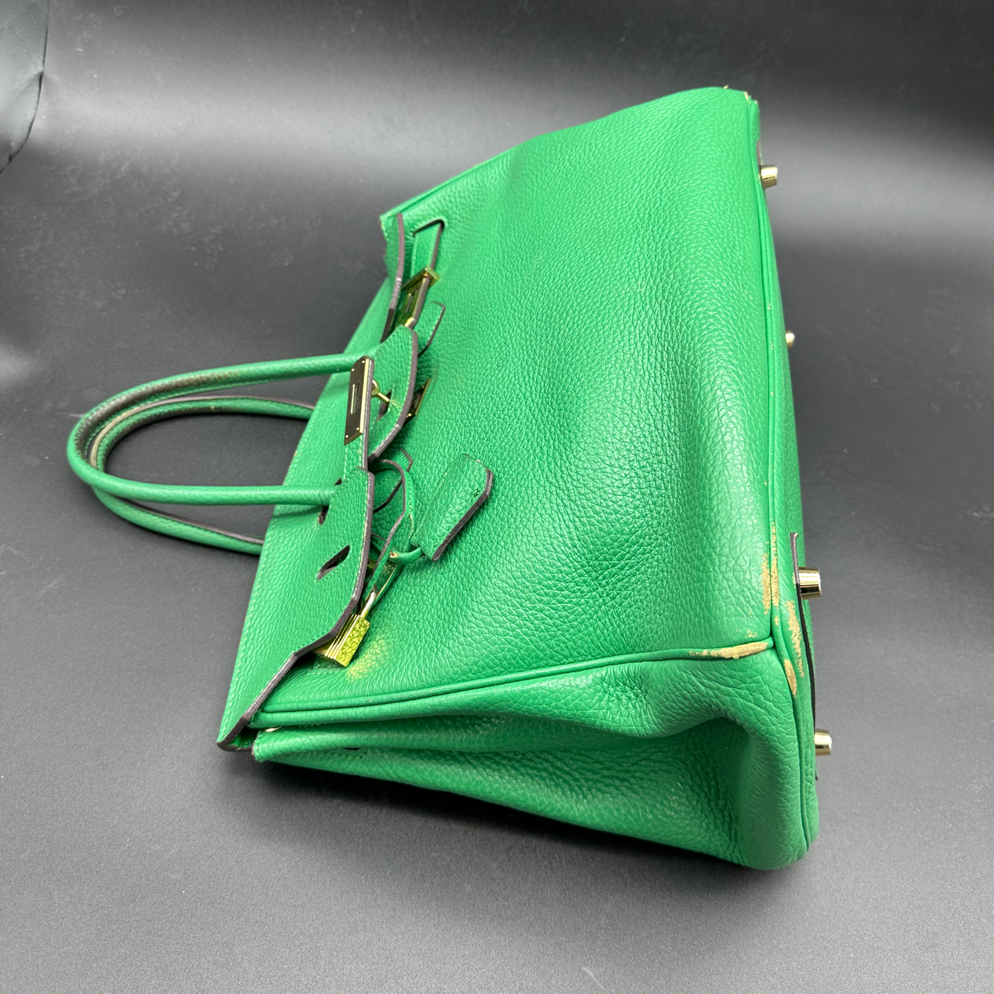 Dyeing corners of leather bags