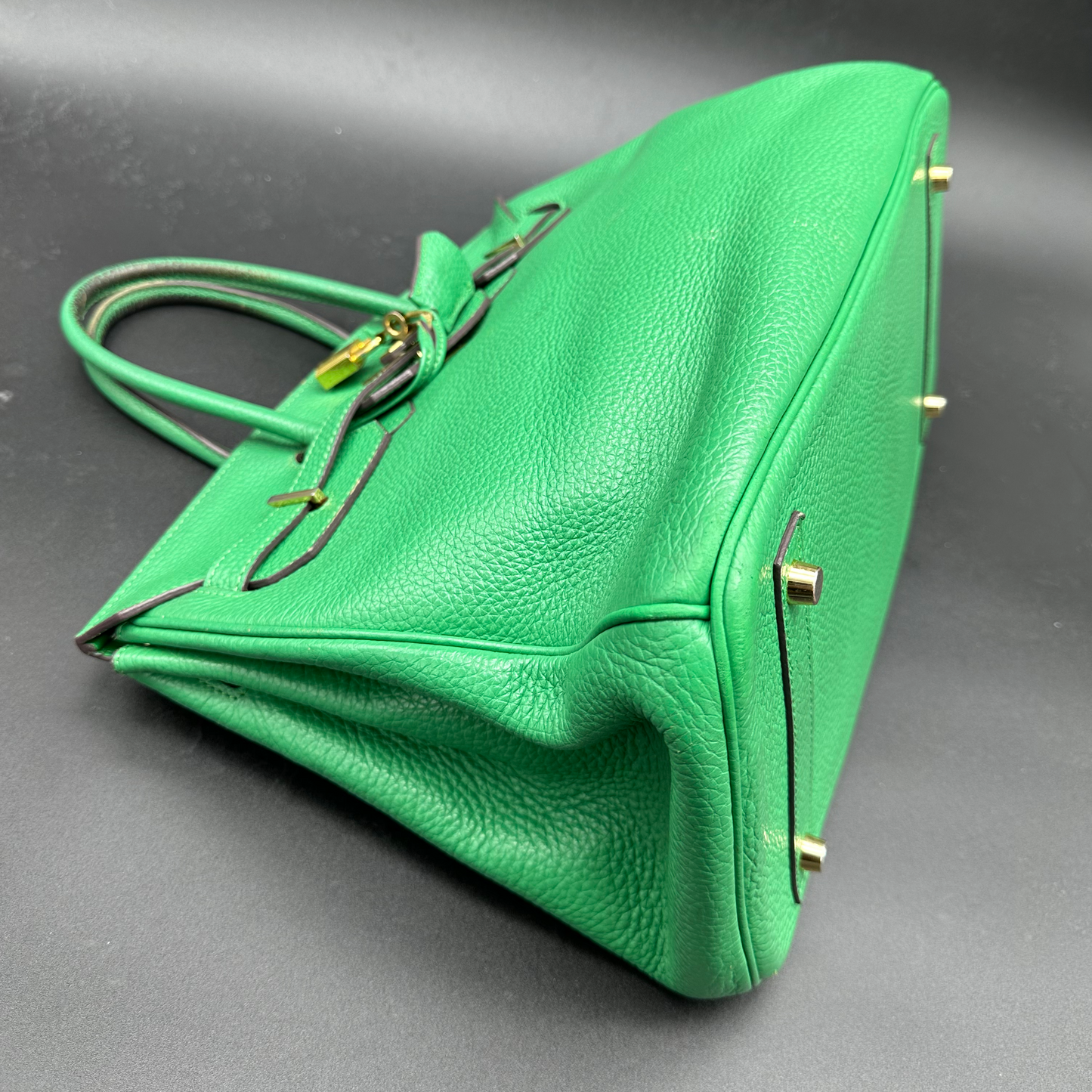 Dyeing corners of leather bags