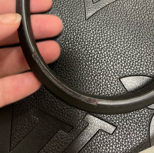 Rubberized edges, short handles