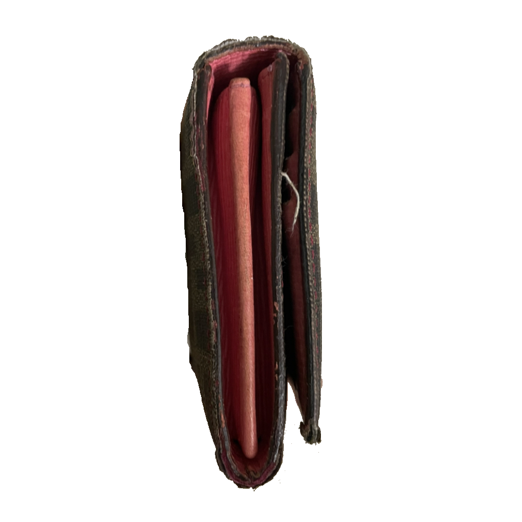 Wallet rubberized edge