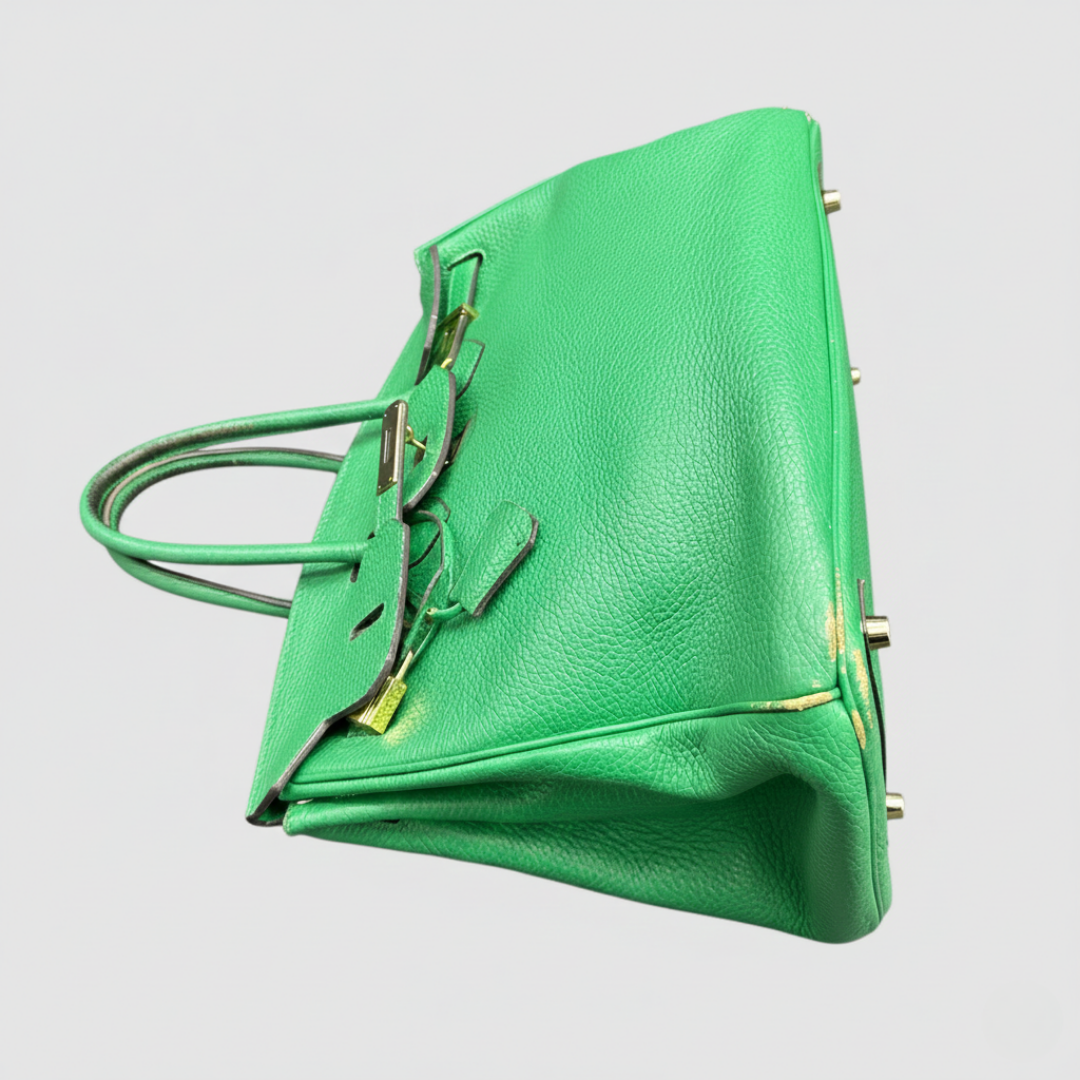 Dyeing corners of leather bags